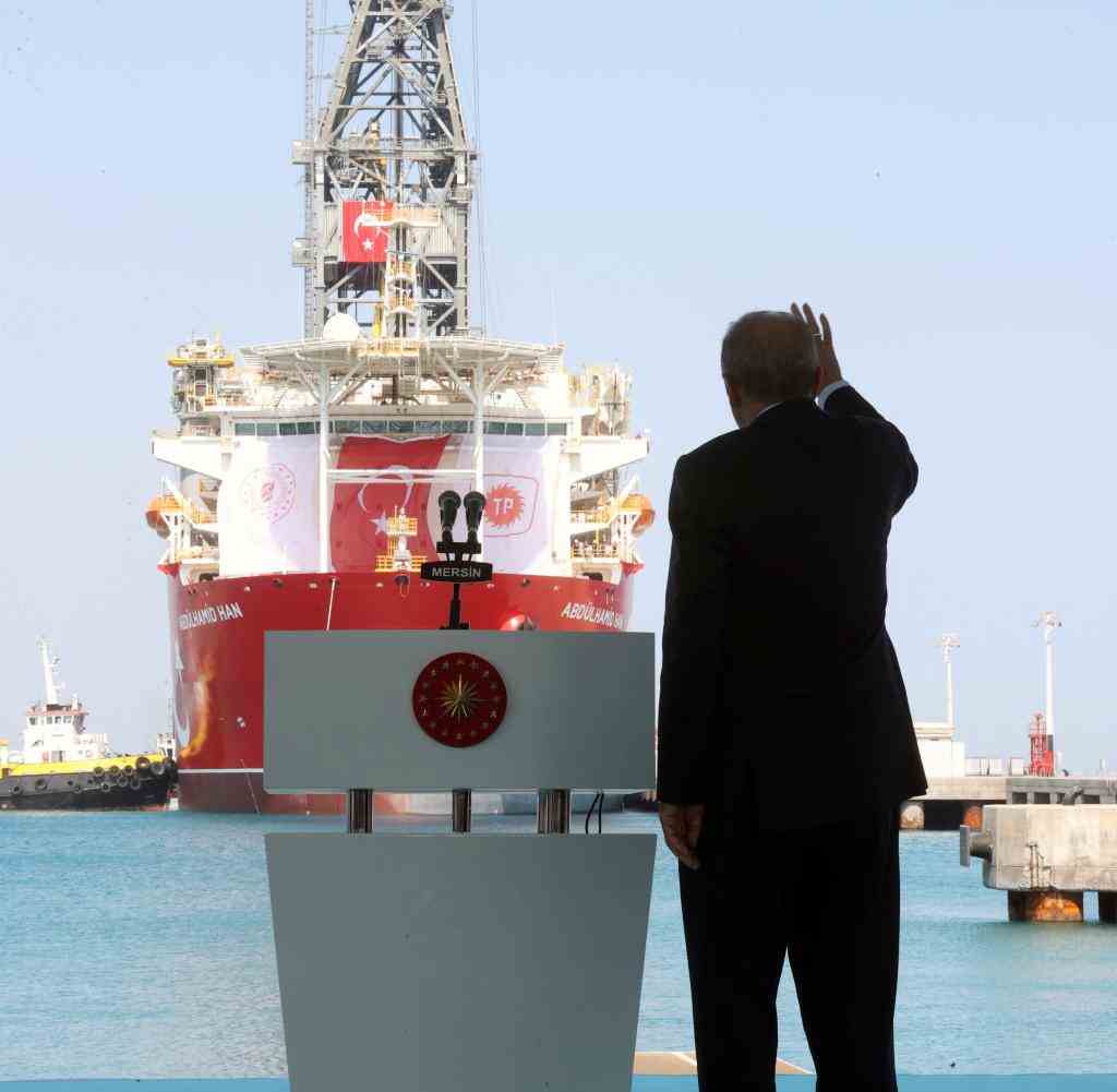 Präsident Erdogan winkt dem Bohrschiff „Abdülhamid Han“ zum Abschied im Hafen von Mersin