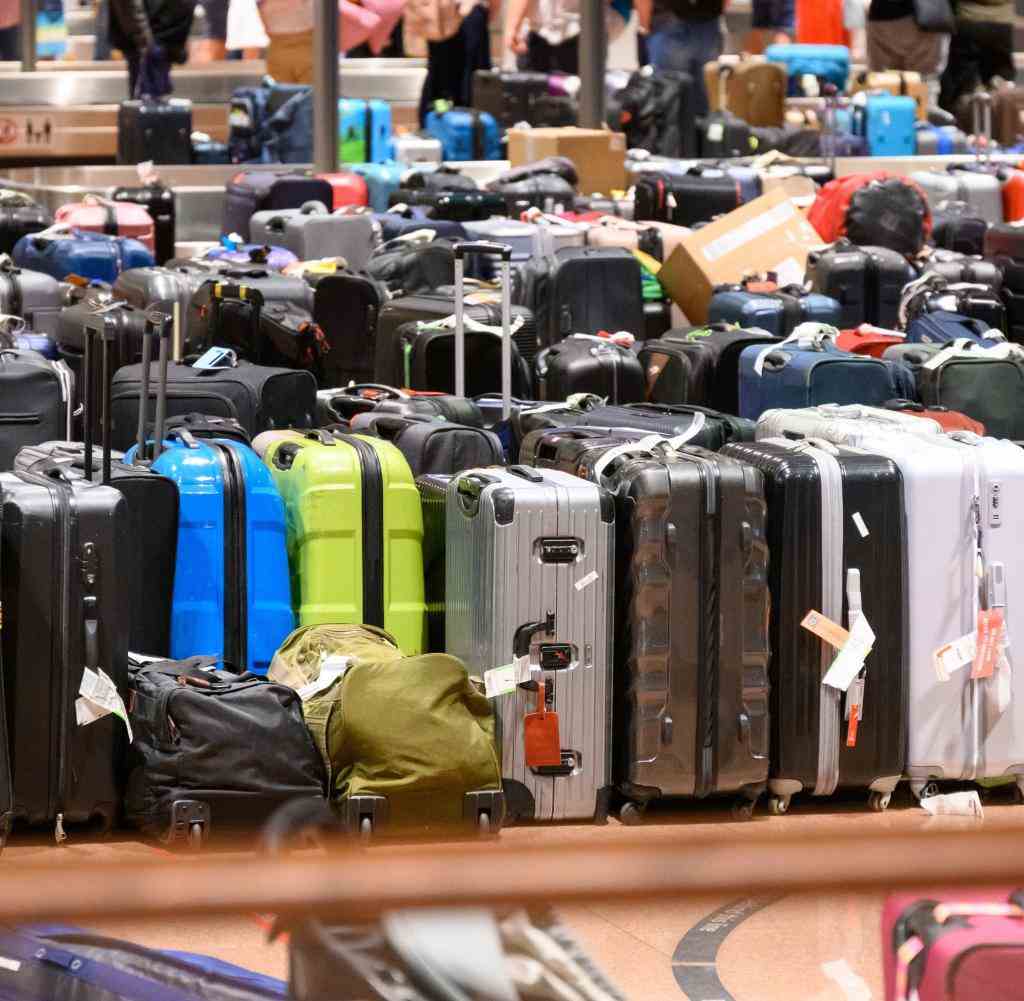 Luggage left behind in the baggage claim area of ​​Hamburg Airport