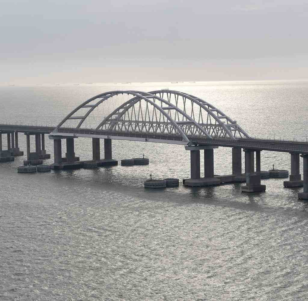 Die Brücke über die Straße von Kertsch vom russischen Festland zur Krim