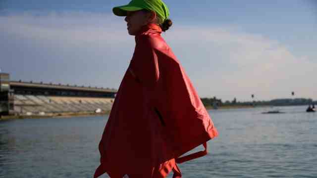 World Photo Day: A girl is wrapped in a rescue blanket at the rowing regatta facility in Oberschleißheim.