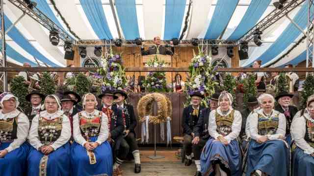 Straubing: The Gäubodenfest will be opened in the marquee in Wenisch.  Finance Minister Albert Füracker gives a speech, surrounded by traditional costumes from Straubing and the surrounding area.
