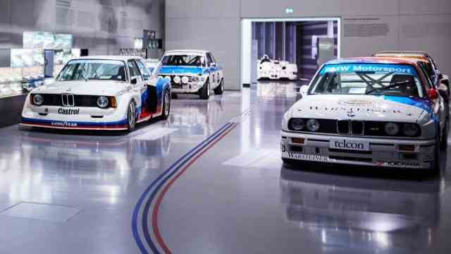 Special motorsport show: sometimes elegant, sometimes brutal, sometimes an art object: in the front left a 3.0 CSL, in the background the art car by the artist Jenny Holzer, which was used in the 24-hour race in Le Mans.