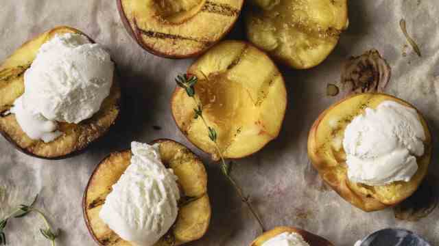 Grilled desserts: Peaches, nectarines or apricots can be grilled very well, for example rolled in rosemary sugar, which caramelizes over the embers, and then served with crème fraîche or ice cream.