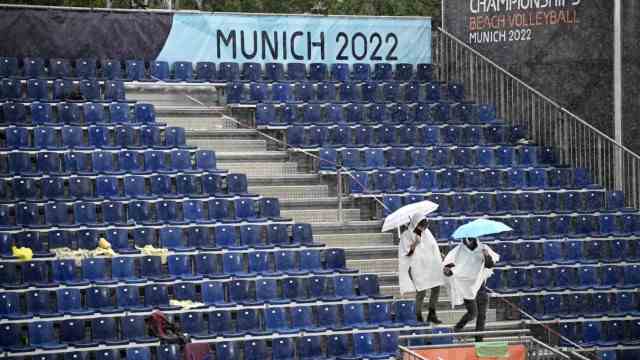 Beach volleyball: Shower: The heavy rain cleared the grandstands at Königsplatz for a short time.