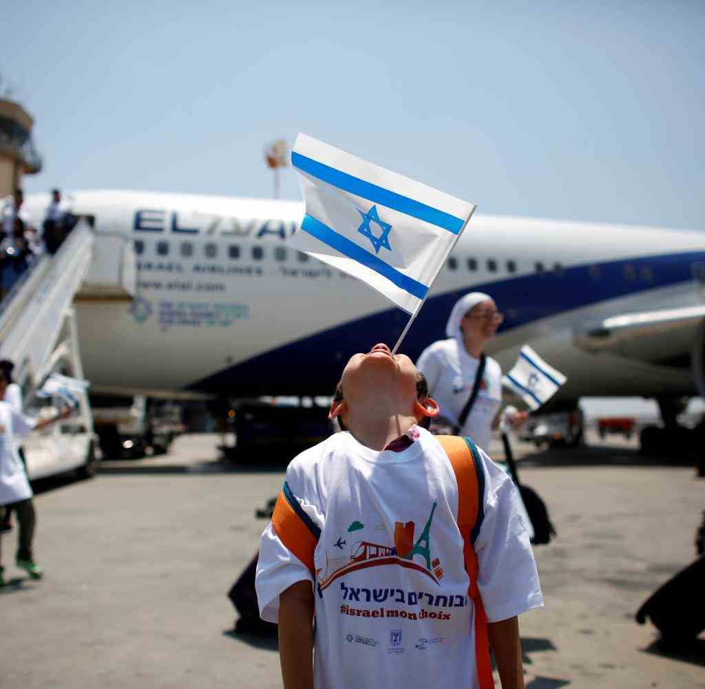 Jüdische Immigranten bei ihrer Ankunft in Israel, hier ein Foto von 2016: Die Jewish Agency hilft ihnen bei der Ausreise