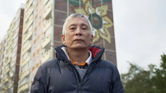 Hung Quoc Nguyen lebte damals im Sonnenblumenhaus. Mit über hundert Vietnames*innen erlebte er die Angriffe, gemeinsam mussten sie über das Dach fliehen. © NDR/Inga Mathwig 