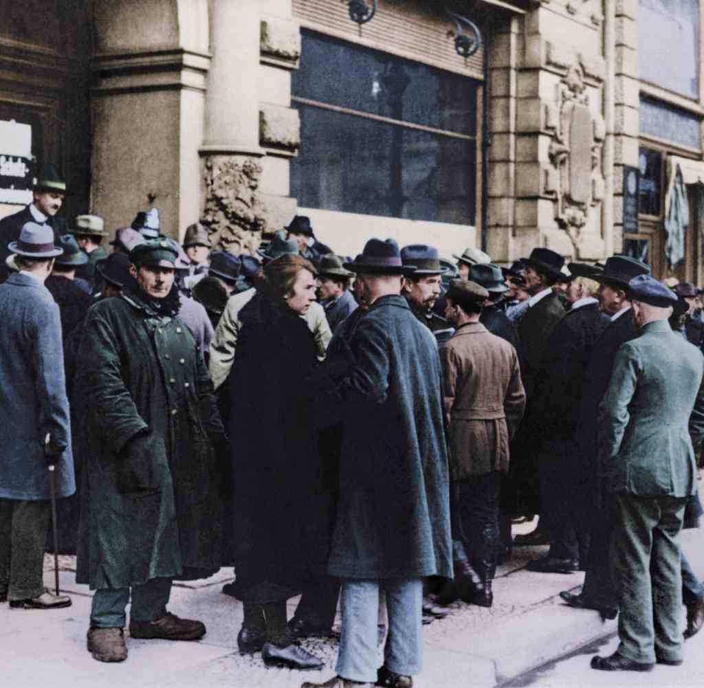 Queues at the issue of the Rentenmark in Berlin