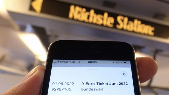 A smartphone shows the nine-euro ticket on an S-Bahn.  © picture alliance/dpa |  Sebastian Willnow Photo: Sebastian Willnow
