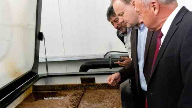 Kirchseeoner railway sleeper site: the contaminated sites are sloshing in the subsoil of the site.  The picture from 2016 shows the Mayor of Kirchseeon at the time, Udo Ockel, together with District Administrator Robert Niedergesäß and Mehran Kamiab from the Office for Environmental Issues GmbH during an on-site visit to the cleaning plant.