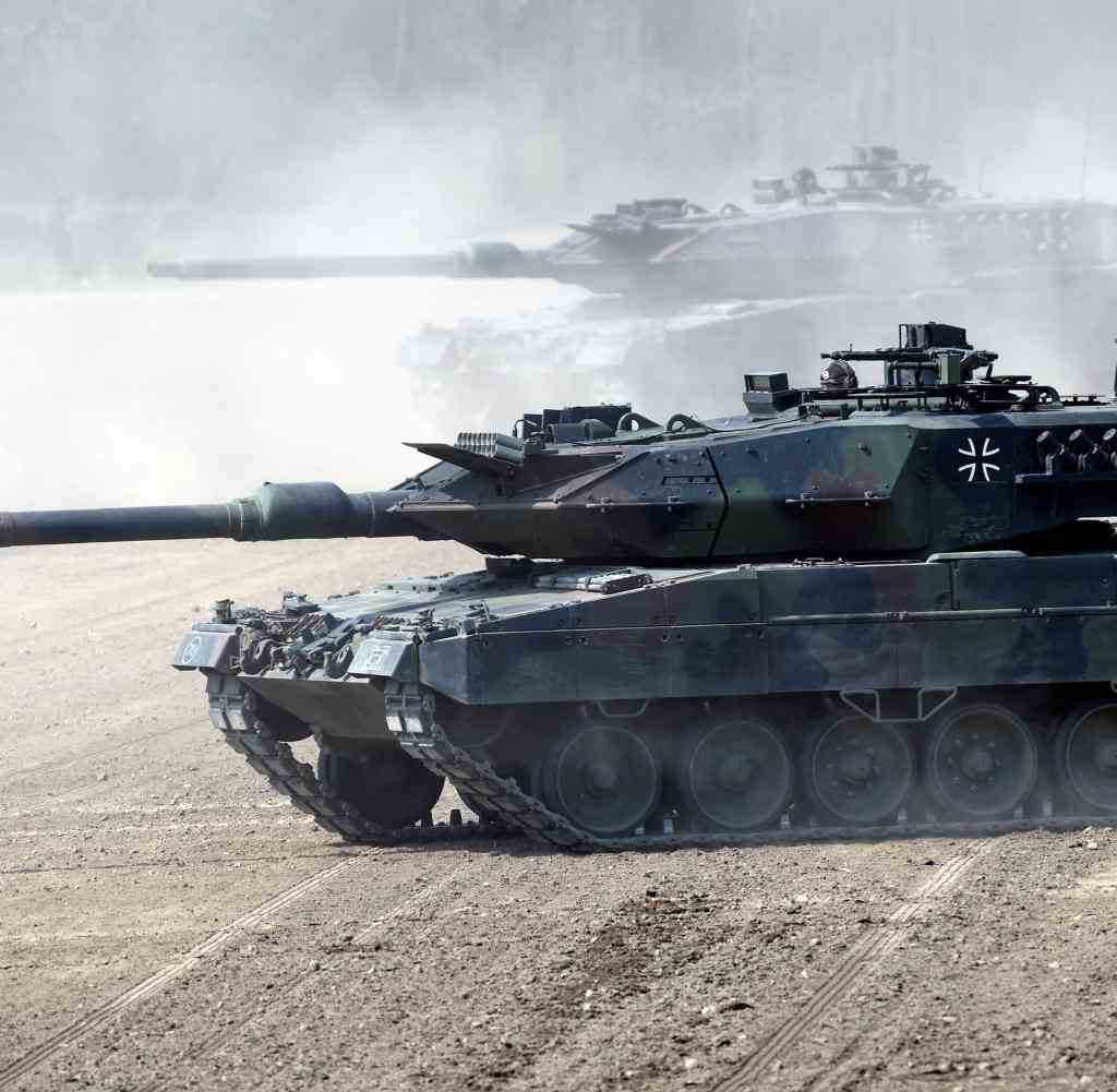 Ein Panzer des Modells Leopard 2. Der Leopard 2 wird seit 1978 in Serie produziert; in Standardausführung bringt er 1500 PS Leistung, Gefechtsgewicht: etwa 60 Tonnen