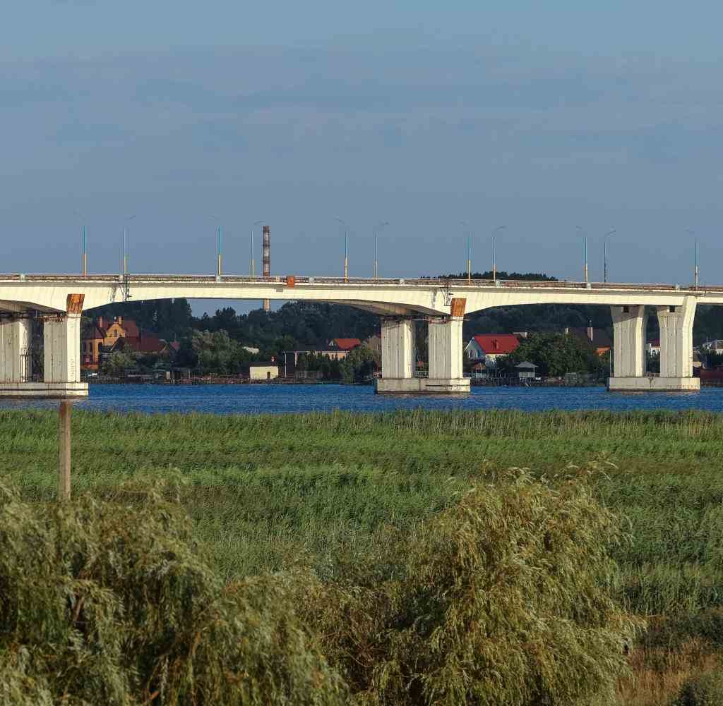 Ein Bild der Antoniwskyj-Brücke aus dem Juli