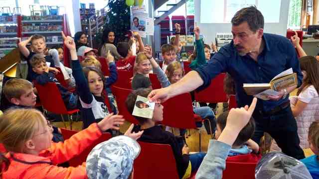 Community library in Vaterstetten: After a long Corona break, there will finally be third-class readings again in the summer of 2022: Here author Jörg Steinleitner presents his "barefoot gang".