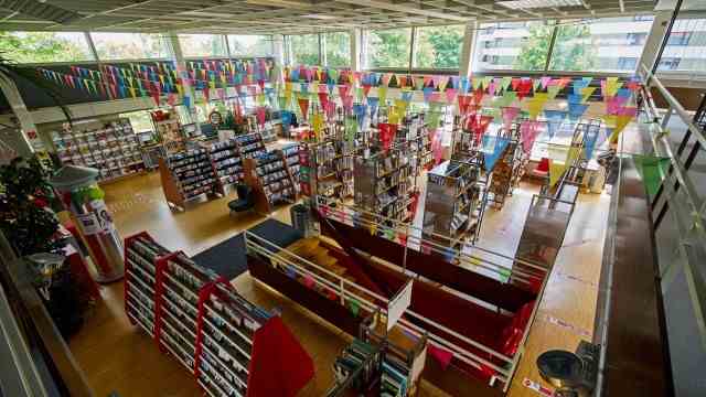 Community library in Vaterstetten: There are around 38,000 media in the library's 400 square meters.