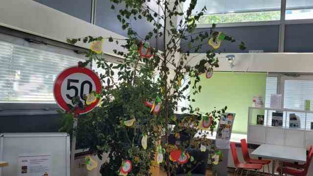 The community library of Vaterstetten: The lucky tree has encouraging sayings for customers throughout August.