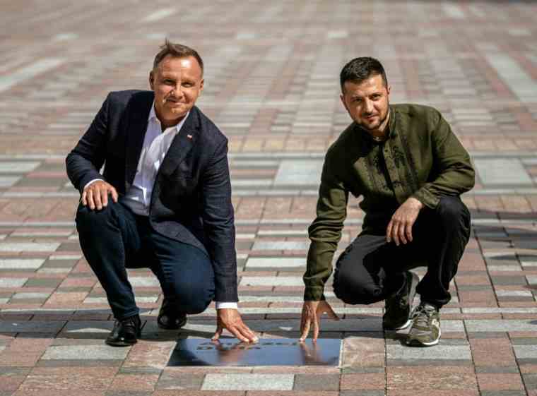 Ukrainian President Volodymyr Zelensky (d) and his Polish counterpart Andrzej Duda inaugurate the Alley of Bravery in kyiv (AFP / Dimitar DILKOFF)