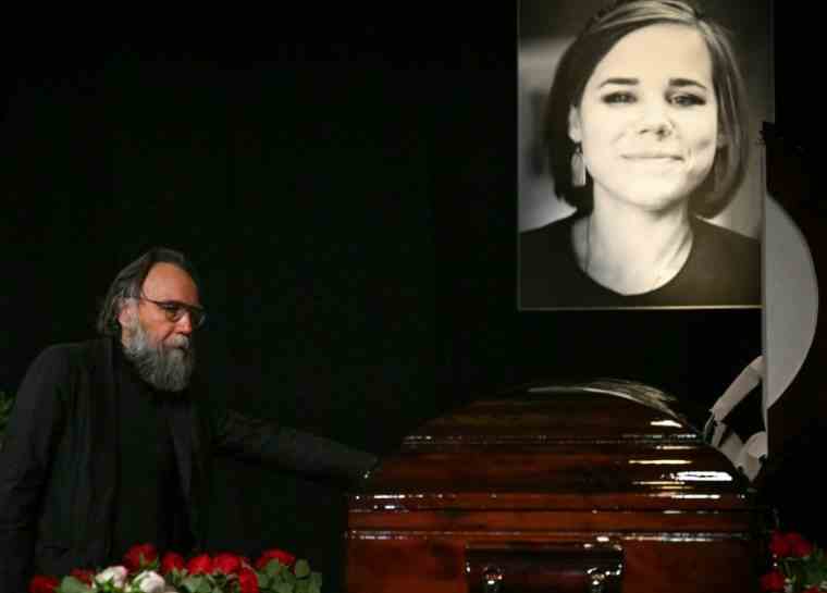 Russian ultranationalist philosopher Alexander Dugin in front of the coffin and portrait of his daughter Daria, killed in an attack, on August 23, 2022 during a farewell ceremony in Moscow (AFP / Kirill KUDRYAVTSEV)