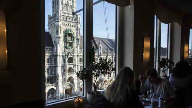 Celebrity tips for Munich: One of the best addresses for breakfast with a view: Café Glockenspiel at City Hall.