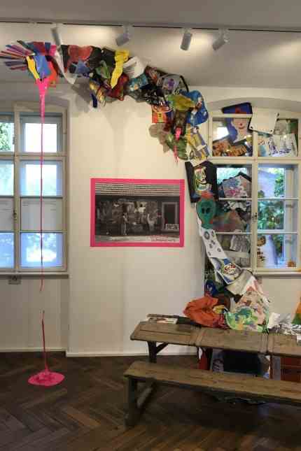 SZ-Serie: "Platz da! Kreativquartiere in Bayern": Aus Fundstücken aus dem Kunstunterricht im Roten Schulhaus wurde eine Installation für die Ausstellung "Transformationsprozesse".