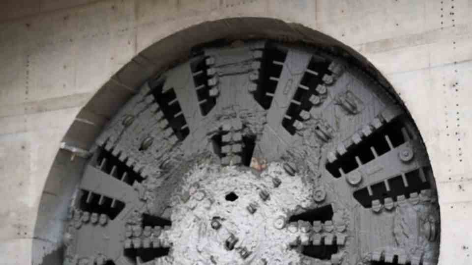 Video shows 2000 ton tunnel boring machine "dorothy" at work