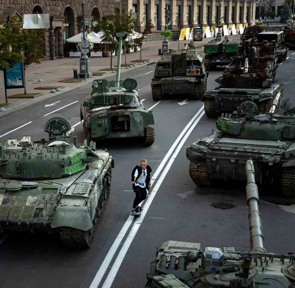 Ein Blick auf zerstörte russische Militärfahrzeuge in der Innenstadt von Kiew