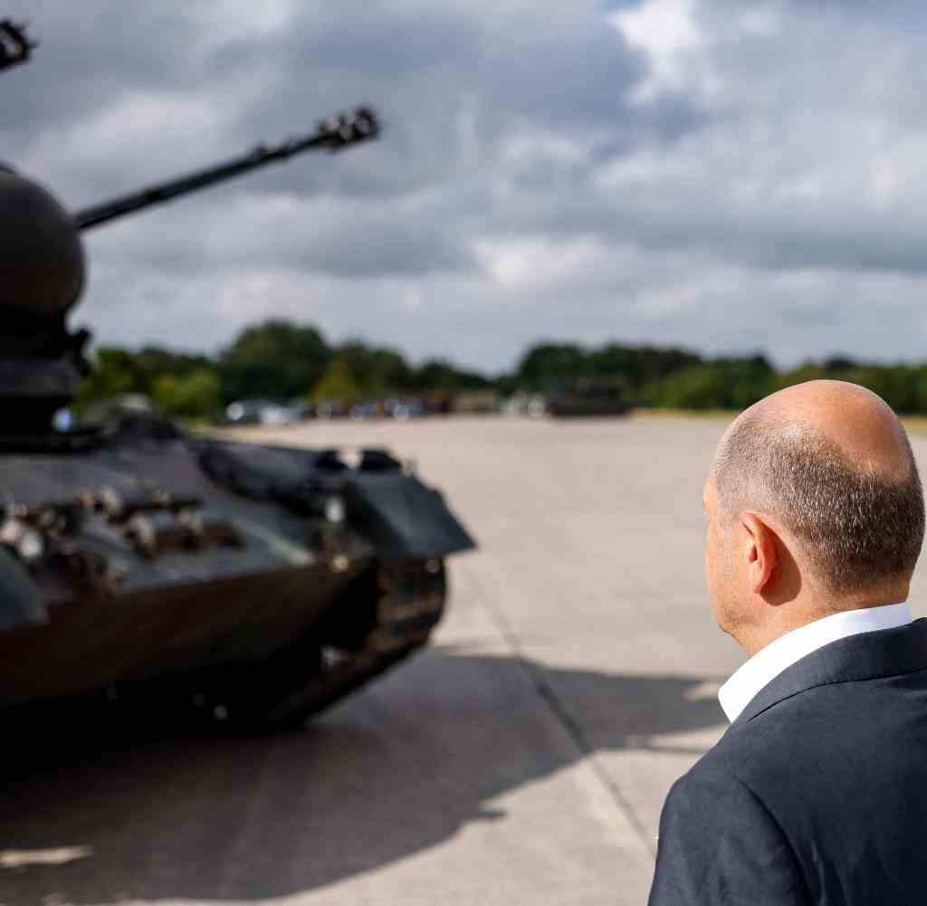 Kanzler Olaf Scholz vor einem Gepard-Panzer auf dem Truppenübungsplatz Putlos