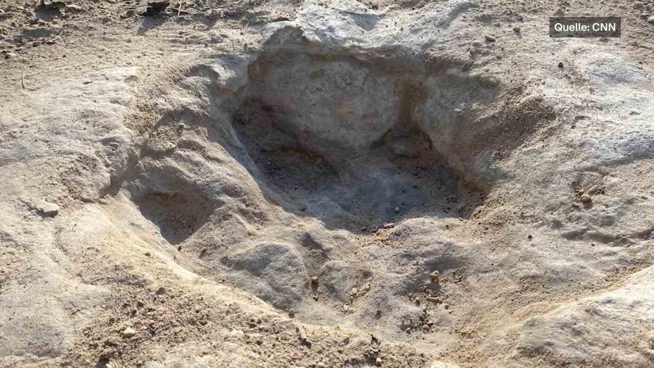 Because of drought: 113-year-old dinosaur footprints discovered in Texas