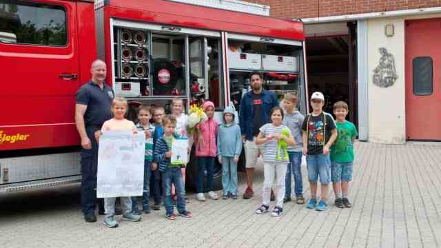 Pupils from the Ukraine: The group from the first day at the Kirchseeon volunteer fire brigade.