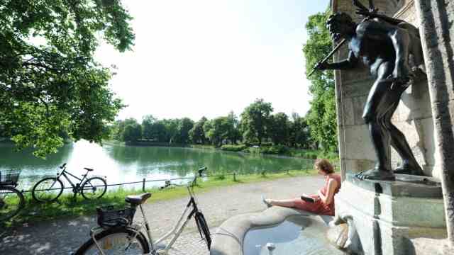 Freizeit: Hier kann man sich wegträumen in die Niederlande oder nach Oberitalien: Der Hubertusbrunnen am Nymphenburger Schlosskanal.