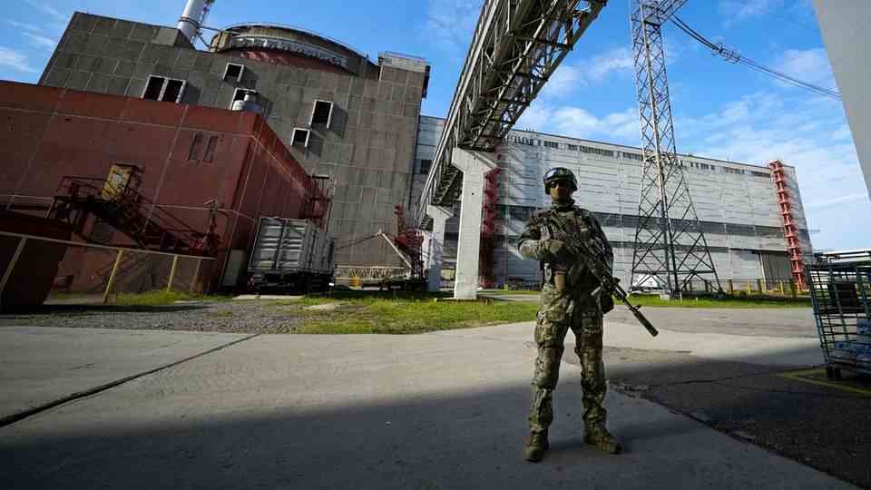 A Russian soldier guards an area of ​​the Zaporizhia nuclear power plant