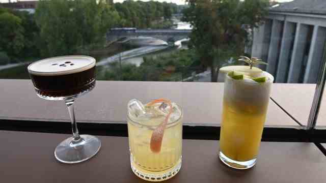 Rooftop bar Frau im Mond: Drinks above, the Isar below, and music too...