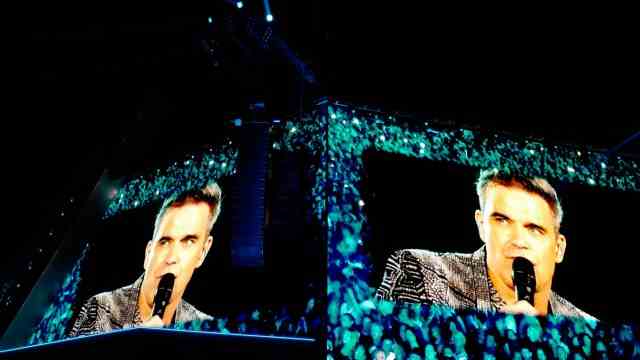 Robbie Williams in Munich: Many spectators who had paid for the concert followed the show mainly on the big screens.  Because, as Williams himself noted, many fans were sitting very far away.