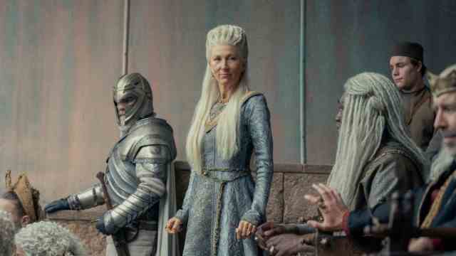 Series of the Month August: Fairy Tale?  scene off "House of the Dragon" with Eve Best as Princess Rhaenys Velaryon.
