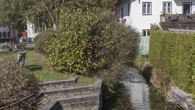 Environment: In part, the creek is forced into a tight corset, also in Unterhaching between Hauptstrasse and Burgomaster-Prenn-Strasse.