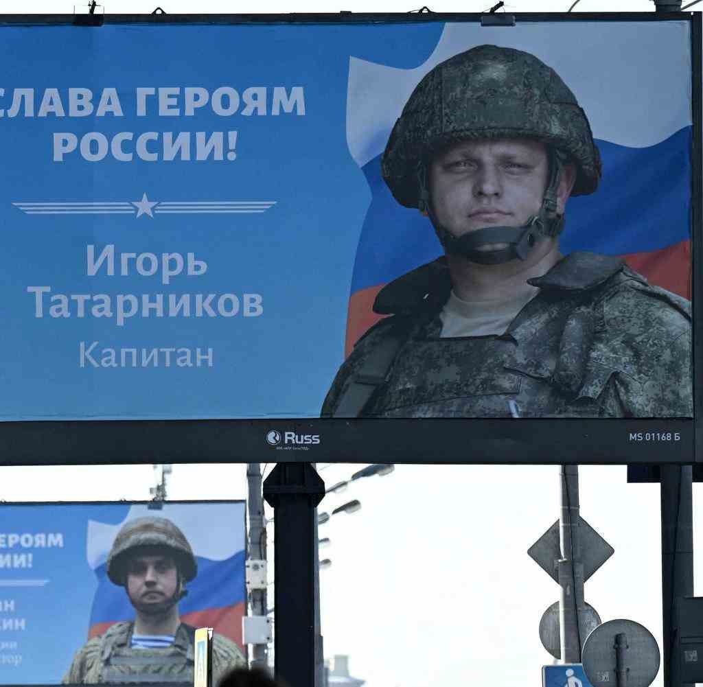 „Ruhm den Helden Russlands“ steht auf Anzeigetafeln in Moskau neben den Fotos russischer Soldaten