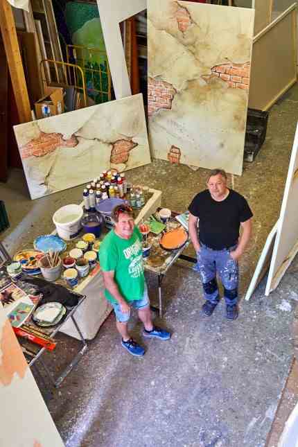 Markt Schwaben: There is a lot to do beforehand: Franz Stetter (left) and backdrop painter Uwe Wilfert.