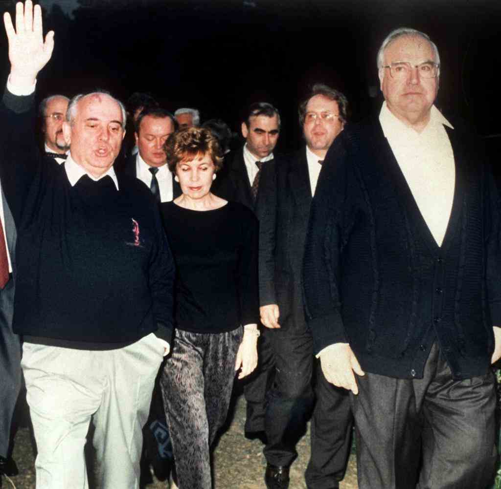 Chancellor Helmut Kohl (r) walking with Gorbachev (l) and his wife Raissa in 1990 during a working visit to Stavropol/Caucasus