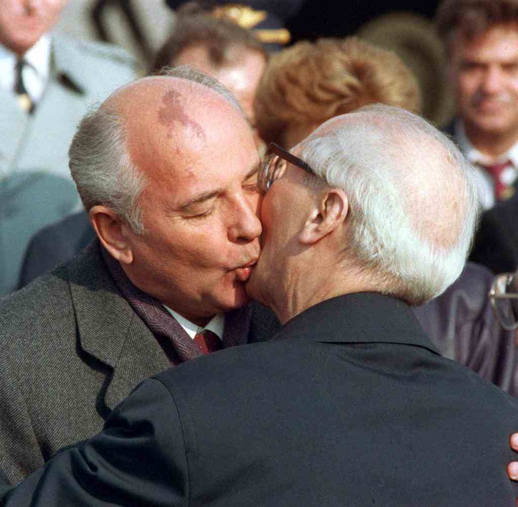 The famous photo shows the traditional fraternal kiss between the Soviet head of state Gorbachev (l) and the head of the GDR Council of State, Erich Honecker (r), in 1989