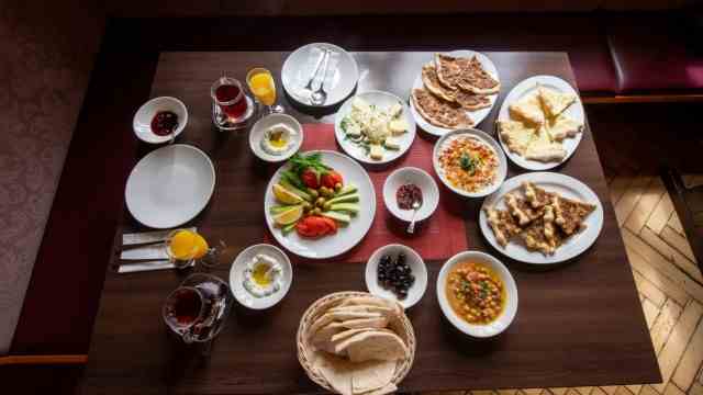 Al Shaam: The breakfast is rich and varied.