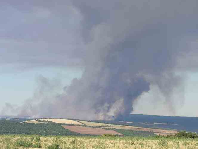 A cloud of smoke from the fire raging in Lozère and Aveyron.  August 8, 2022