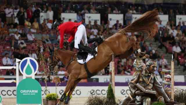 Equestrian World Championships in Herning: He falls out of the saddle: André Thieme can no longer keep his balance, and a little later he falls.
