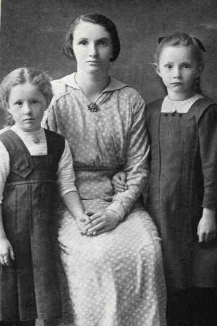 Literature: She initially hid her illegitimate children: the writer Regina Ullmann, here in 1916 with her daughters Camilla (left) and Gerda.