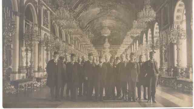German-Turkish history: The Hall of Mirrors at Herrenchiemsee Palace in May 1916: Karl Süssheim (2nd from right) accompanies a delegation from the Young Turkish government of the Ottoman Empire as an interpreter.