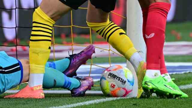 BVB victory: Successfully poked: Marco Reus (wearing black and yellow stockings) marks the goal of the day for BVB early on.  Leverkusen's Lukas Hradecky (purple shoes) and Hincapie (green) can't prevent it.