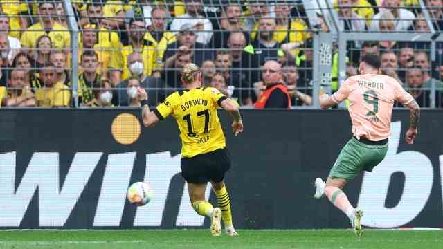 Bremen 3:2 in Dortmund: Oliver Burke chases the ball into the Dortmund goal to make it 3:2.