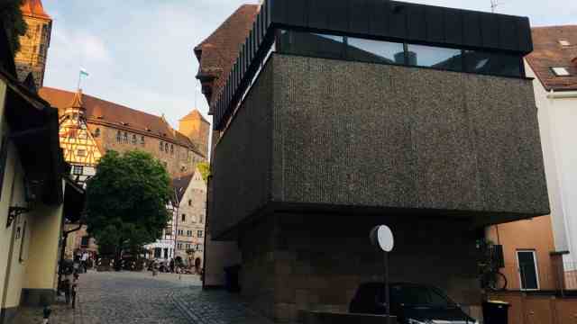 Architecture: In 1971, the annex to the Albrecht Dürer House was opened on Nuremberg's Tiergärtnertorplatz.  Copies of Dürer paintings can now be seen there.