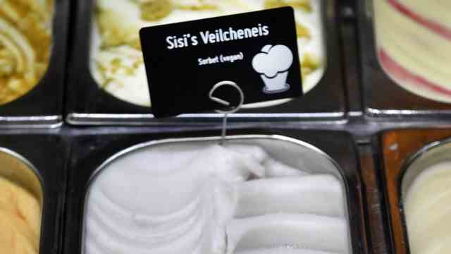 Advertisement: Are there in Starnberg: "Sisi's violet ice cream".