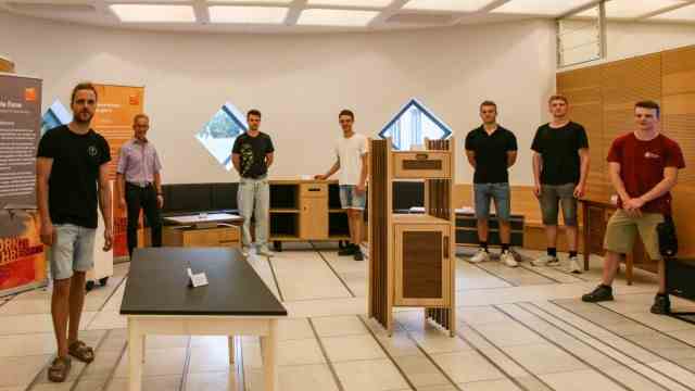 Exhibition: The Dachau carpenters' guild is currently exhibiting cupboards, tables, desks, all of which are handmade one-offs by the journeymen, in the Sparkasse.