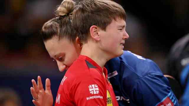 Table tennis at the European Championships: tears after the end: Nina Mittelham (front) had to give up in the women's singles final due to injury.  Sofia Polcanova from Austria is the new European Champion.