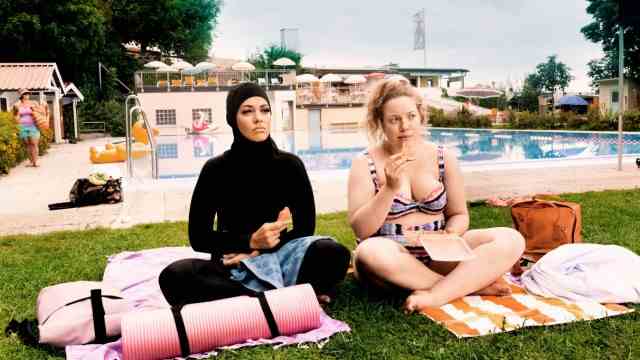 "outdoor pool" in the cinema: Doris Dörrie has a wonderfully unobstructed view of her fellow creatures: Nilam Farooq as Yasemin (left) and Julia Jendrossek as Paula.