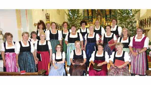 Culture in the district: Bavarian songs are on the program, presented in Dirndl and Dreisatz.